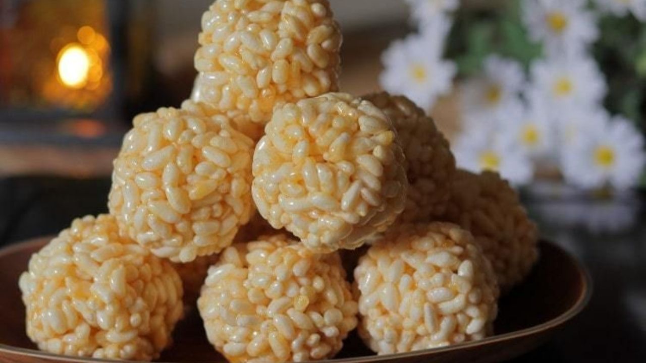  बिहार आणि उत्तर प्रदेशातील प्रसिद्ध मुरमुऱ्यांचे लाडू चवीला अतिशय सुंदर लागतात.कमीत कमी साहित्यात झटपट तयार होणारे लाडू इतर कोणत्याही दिवशी तुम्ही खाऊ शकता. 