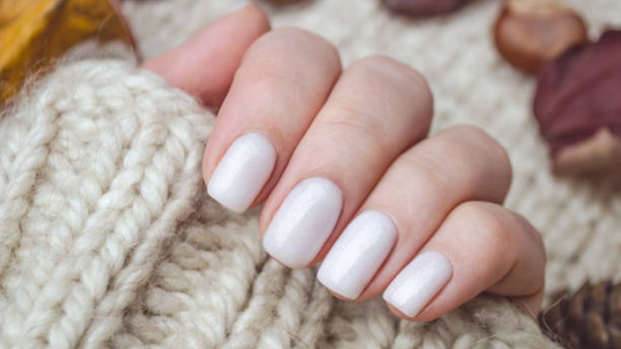 वाढवलेल्या नखांची योग्य काळजी घेणे खूप जास्त आवश्यक आहे, अन्यथा नख खराब होऊन त्यांचे सौंदर्य कमी होऊन जाते. आरोग्याच्या समस्या टाळण्यासाठी लांब नख वाढवू नये. 