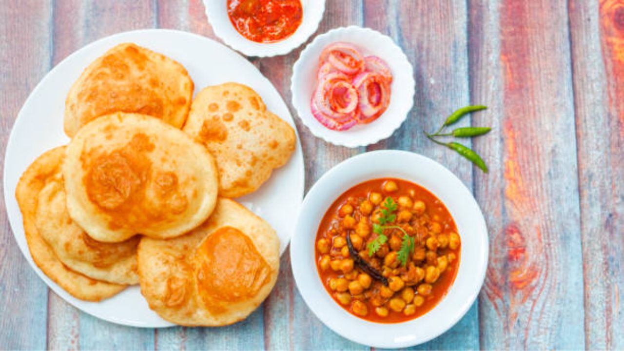 कोणत्याही कडधान्याच्या भाजीमध्ये टोमॅटोचा वापर करू नये. पदार्थाची चव कायमच टिकवून ठेवण्यासाठी कडधान्याच्या भाजीमध्ये कांदा खोबऱ्याचे वाटण टाकावे.