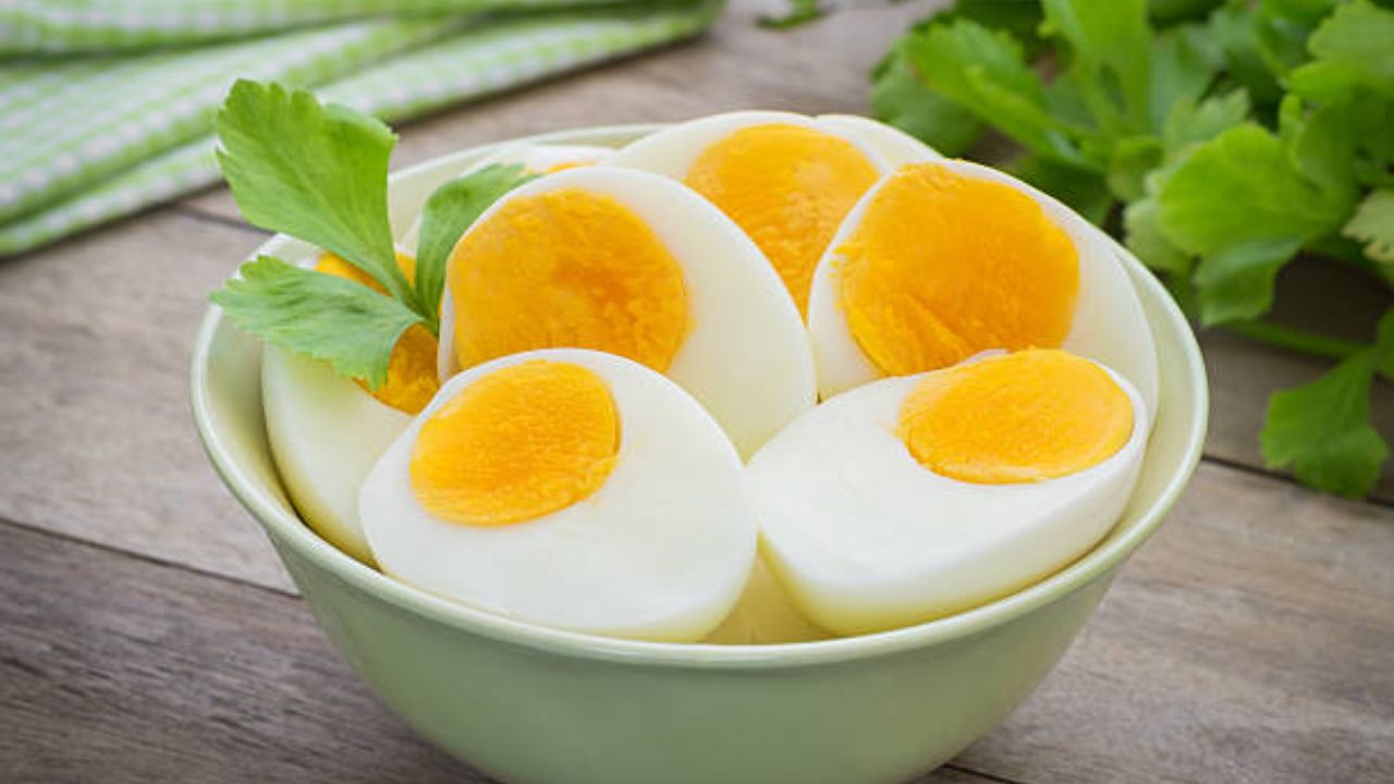 अंड्यावर असलेले कवच अंड्याला बॅक्टेरियापासून रक्षण करते. त्यामुळे अंडी जास्त दिवस व्यवस्थित टिकून राहतात. अंड्यावरील कवच काढू टाकल्यास अंडी खराब होण्याची शक्यता असते.