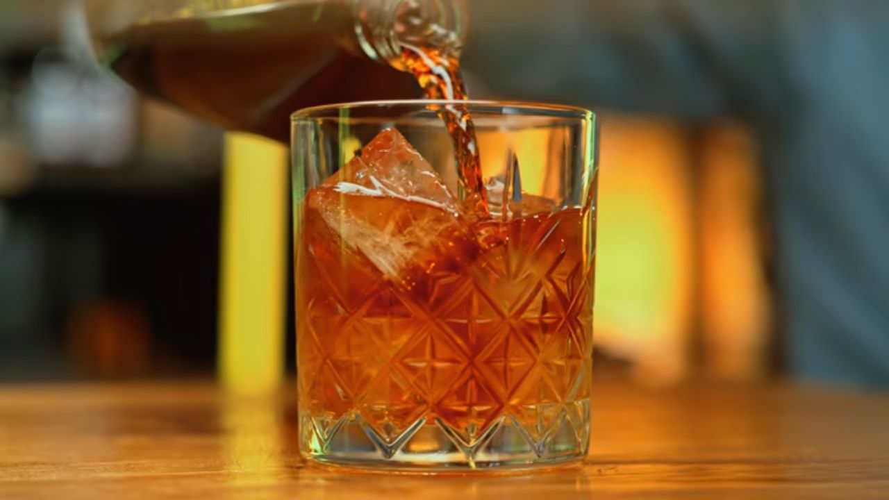 सतत मद्यपान करणे शरीरासाठी अतिशय घातक मानले जाते. यामुळे आरोग्याचे गंभीर नुकसान होते. त्यामुळे कमीत कमी प्रमाणात दारू, बिअर आणि इतर मद्याचे सेवन करावे.