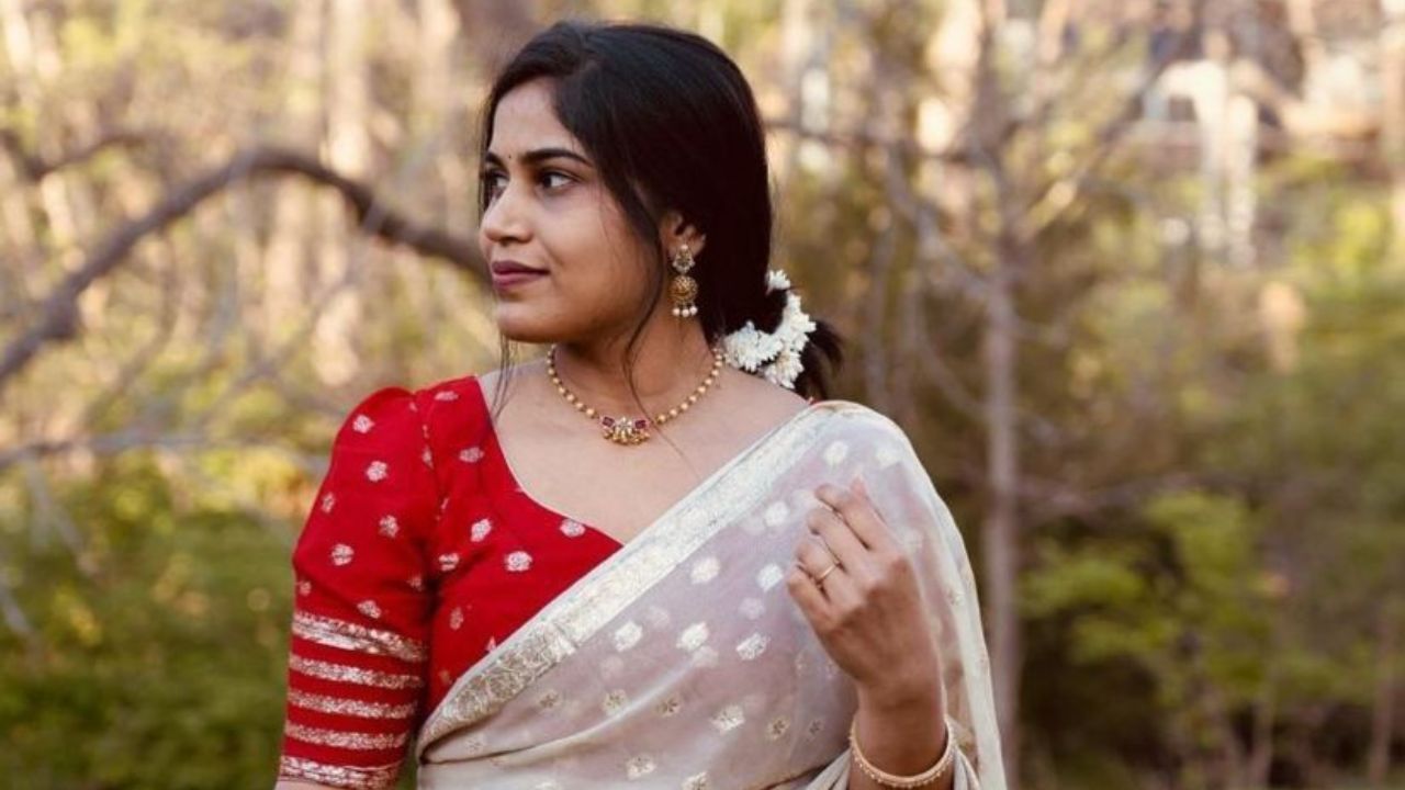 प्रत्येक महिलेच्या कपाटात वेगवेगळ्या रंगाचे ब्लाऊज असतात. त्यातील लाल रंग अतिशय कॉमन आहे. डिझायनर लाल रंगाचा ब्लाऊज असेल तर तो तुम्ही कॉटनच्या पांढऱ्या साडीवर मॅच करू शकता. 