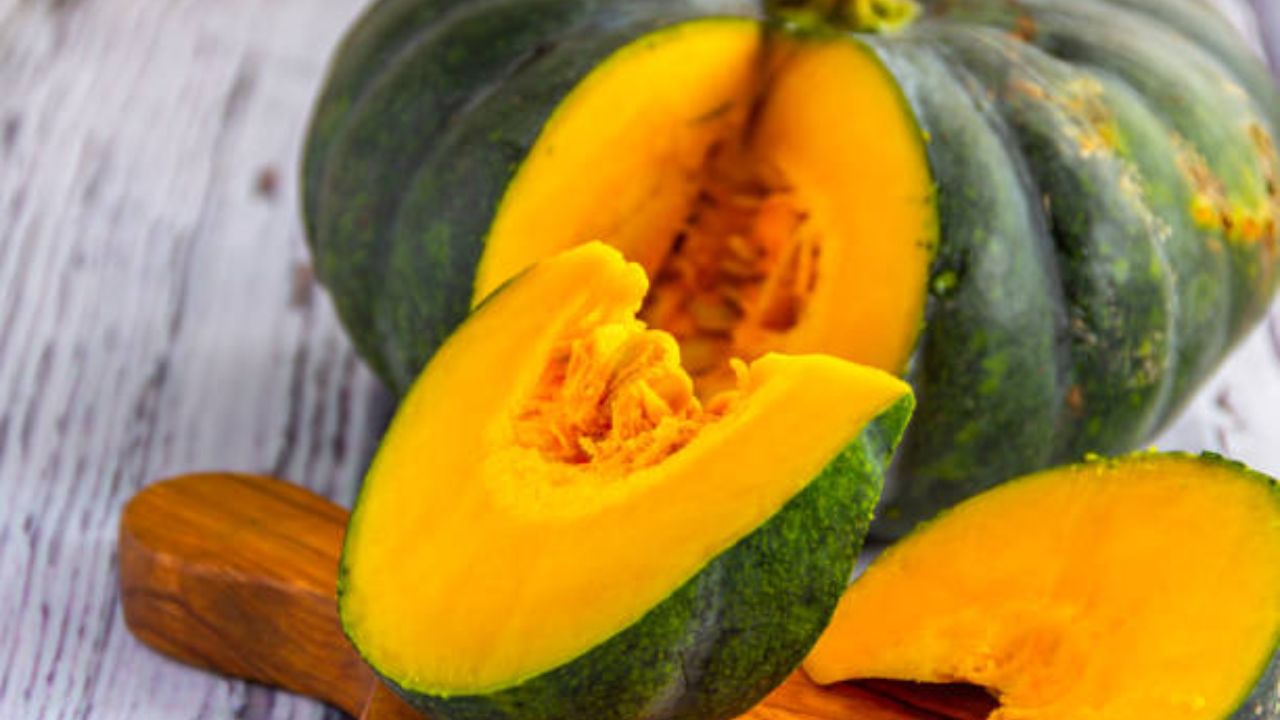 लहान मुलांपासून मोठ्यांपर्यंत अनेकांना भोपळा खायला आवडत नाही. भोपळ्याच्या भाजीचे नाव काढल्यानंतर मुलं नाक मुरडतात. पण या भाजीमध्ये पाण्याचे प्रमाण खूप जास्त असते. 