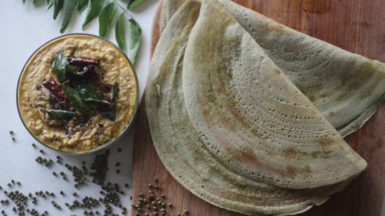 वेगवेगळ्या डाळी, तांदूळ आणि भाज्यांचा वापर करून बनवलेला डोसा चवीसोबतच आरोग्यासाठी सुद्धा खूप जास्त पौष्टीक आहे. सकाळी किंवा संध्याकाळच्या नाश्त्यात डोसा खाल्ल्यास इतर कोणतेही पदार्थ खाण्याची आवश्यकता भासणार नाही. 