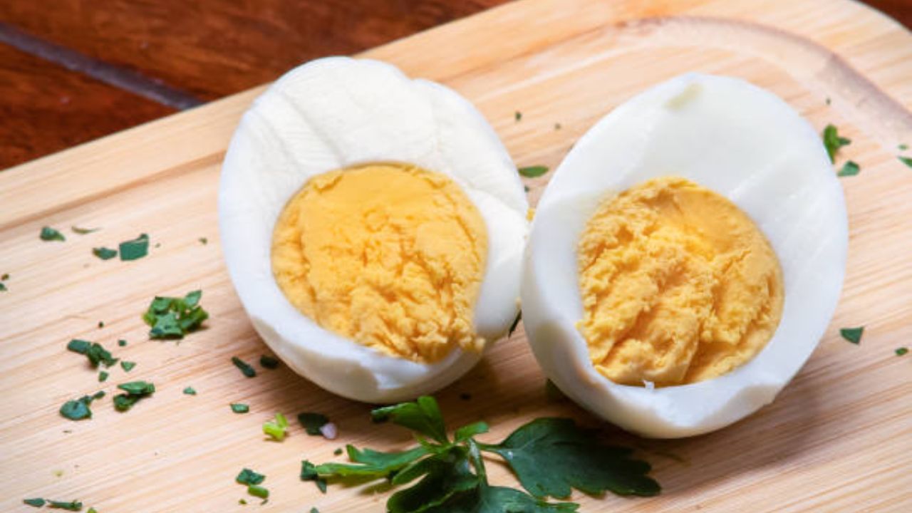 कवच काढून ठेवलेली अंडी फ्रिजमध्ये २ ते ३ दिवस व्यवस्थित टिकून राहतात. तसेच अंडी कायमच हवा बंद झाकणाच्या डब्यात ठेवावी.