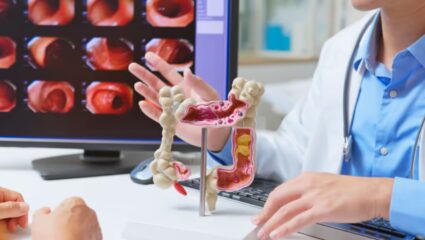 आतड्यांच्या कॅन्सरची लागण झाल्यानंतर शरीरात दिसून येतात ‘ही’ गंभीर लक्षणे, वारंवार दुर्लक्ष केल्यास कोणत्याही क्षणी होईल मृत्यू