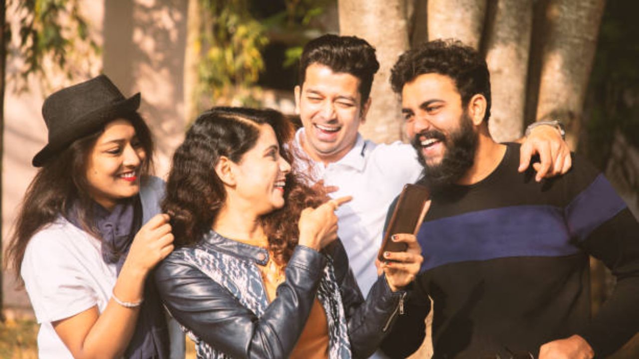 मानसिक आजारांपासून सुटका मिळवण्यासाठी फायदेशीर ठरेल आरोग्यदायी ‘लाफ्टर थेरपी’, कायमच राहाल आनंदी