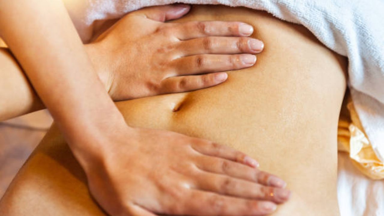 बेंबी सरकल्यानंतर शरीरात दिसून येतात ‘ही’ महाभयंकर लक्षणे, पोटदुखीपासून आराम मिळवण्यासाठी करा घरगुती उपाय