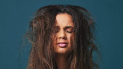 वातावरणातील बदलांमुळे केस झाडूसारखे कोरडे झाले आहेत? ‘या’ पद्धतीने घ्या कोरड्या केसांची काळजी, महिनाभरात होतील चमकदार