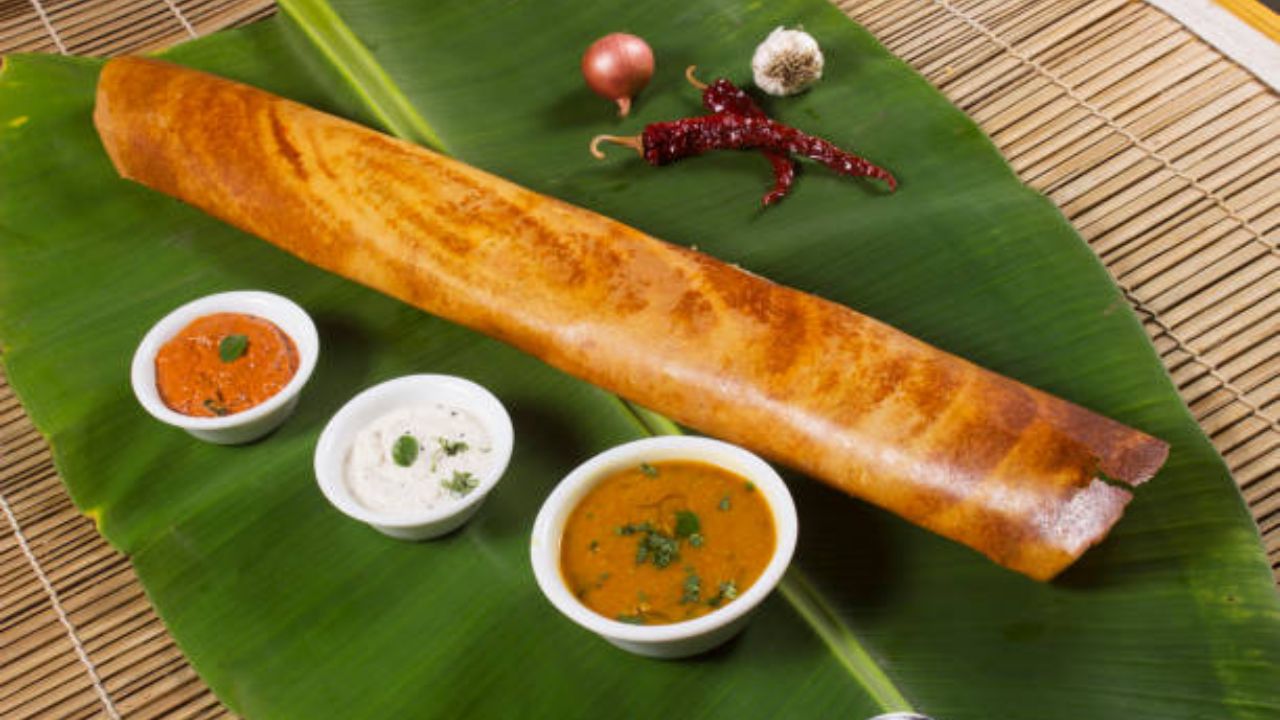 अजिबात भासणार नाही चटणीची गरज! सकाळच्या नाश्त्यात झटपट बनवा लालचुटुक टोमॅटोचा चविष्ट डोसा, नोट करा रेसिपी