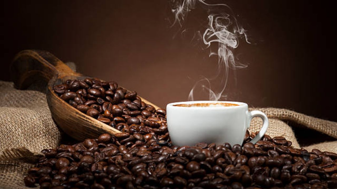 कॉफी तयार करण्यासाठी हत्तीला सगळ्यात आधी 'अरेबिका' जातीच्या कॉफीच्या पिकलेल्या चेरी खायला दिल्या जातात. पिकलेल्या चेरी हत्तीने खाल्ल्यानंतर त्यांच्या पोटातील एन्झाइम्स आणि बॅक्टेरिया कॉफी बीन्समधील प्रथिने तोडतात, ज्यामुळे कॉफीचा कडवटपणा कमी होऊन जातो. 