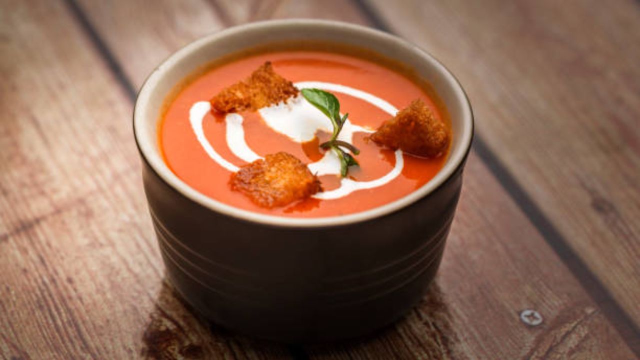 थेंबभर तेलाचा वापर न करता झटपट बनवा चविष्ट टोमॅटो सूप, १० मिनिटांत तयार होईल सकाळचा नाश्ता