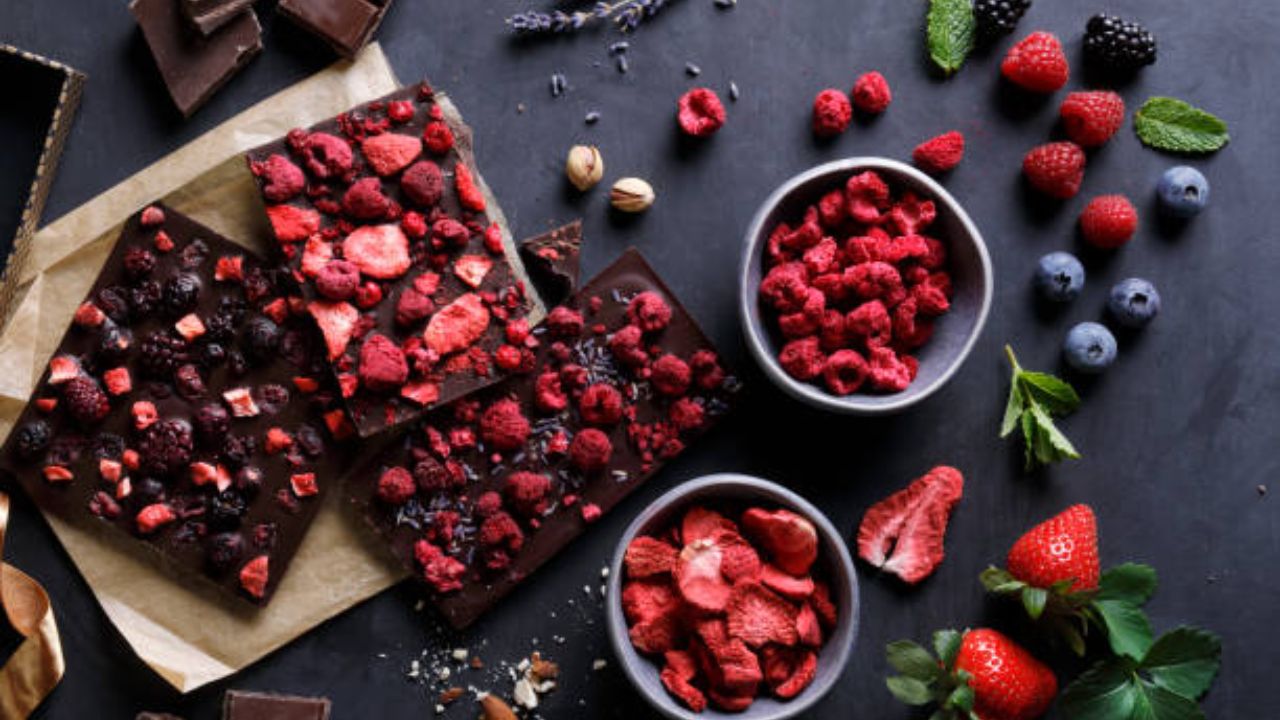 Food Recipe: ओव्हन आणि साखरचा कणभर वापर न करता झटपट बनवा चविष्ट स्ट्रॉबेरी चॉकलेट, नोट करून घ्या रेसिपी