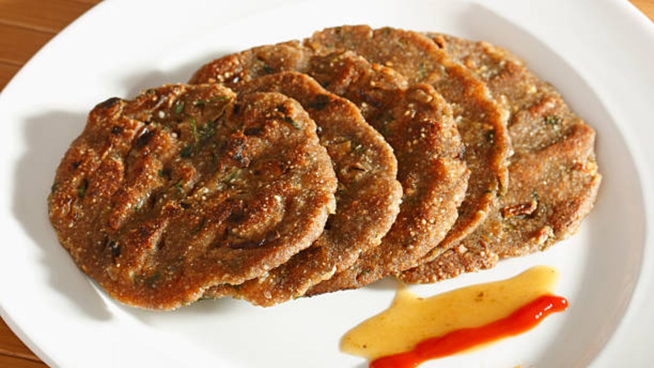 लहान मुलांच्या डब्यासाठी झटपट बनवा खमंग कुरकुरीत कोबीचे थालीपीठ, दह्यासोबत लागतील चविष्ट