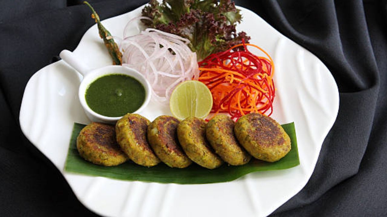 कायमच जंक फूड खाऊन कंटाळा आला असेल तर सोप्या पद्धतीमध्ये घरीच बनवा सोयाबीन टिक्की, नोट करा रेसिपी