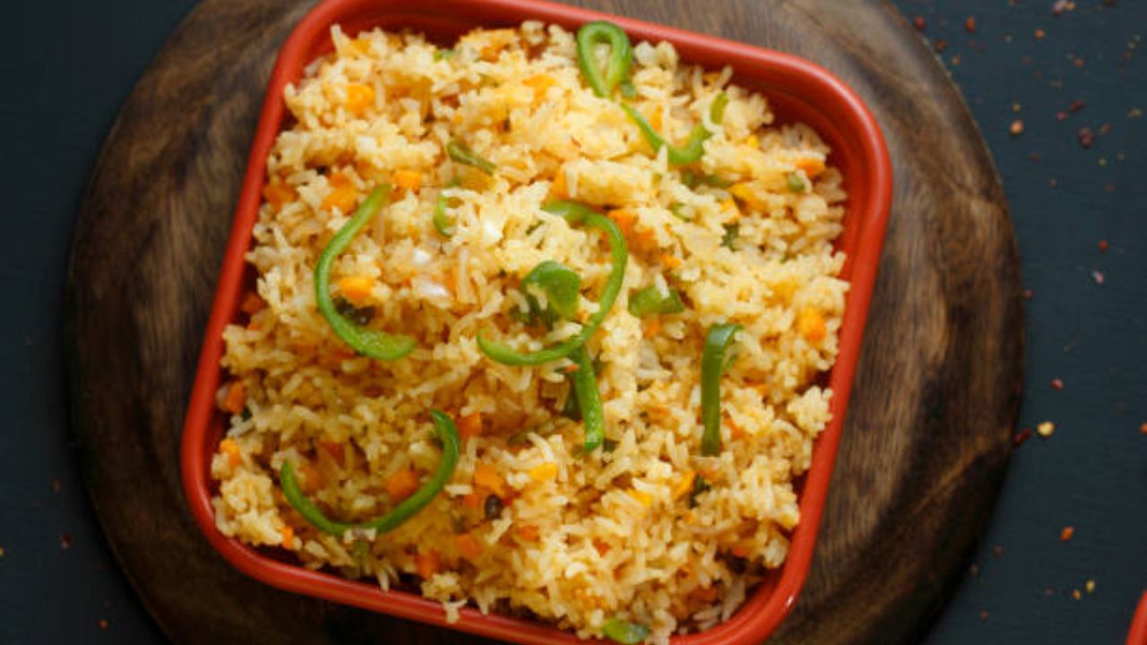 Fried Rice Recipe: फोडणीच्या भाताला द्या ‘या’ पद्धतीने युनिक फोडणी, चमचमीत पदार्थाने वाढेल जेवणाची चव