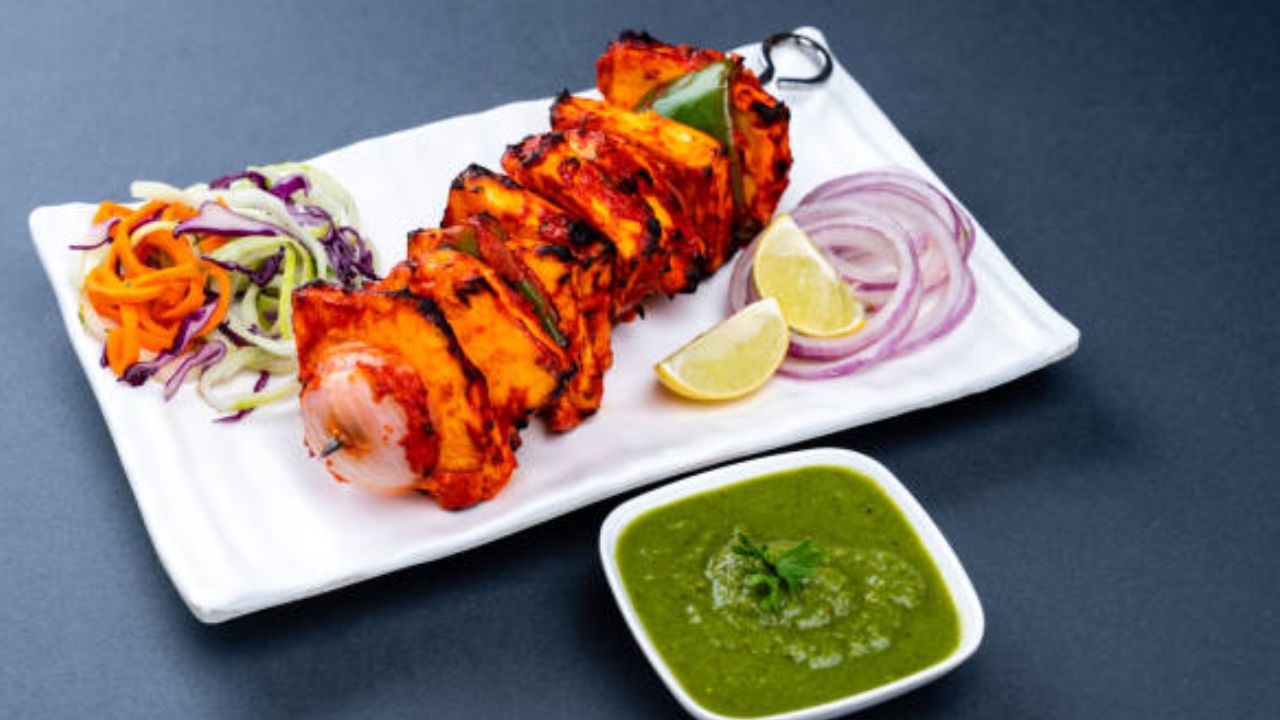 वीकेंडला १५ मिनिटांमध्ये बनवा हॉटेल स्टाइल ‘तंदूर पनीर टिक्का’, पाहतच क्षणी सुटेल तोंडाला पाणी