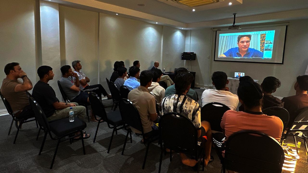 IND vs PAK U19 : सचिन तेंडुलकरने वैभव सूर्यवंशीसह संपूर्ण संघाला पाकिस्तानविरुद्ध विजयासाठी दिला मोलाचा सल्ला!