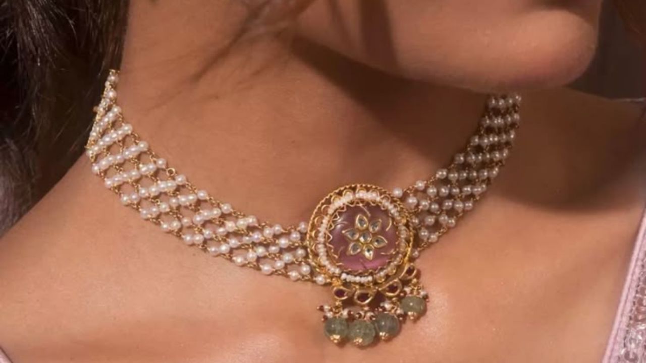 भरजरी साडी किंवा ड्रेस परिधान केल्यानतंर त्यावर तुम्ही चिडामोती चोकर परिधान करू शकता. हल्लीच्या मॉर्डन युगात सुद्धा पारंपरिक दागिन्यांना खूप जास्त महत्व आहे.