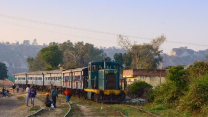 Free Train in India: भारतात ‘ही’ खास ट्रेन आजही धावते विना तिकीट; प्रवाशांकडून १ रुपयाही घेतला जात नाही, कारण जाणून थक्क व्हाल