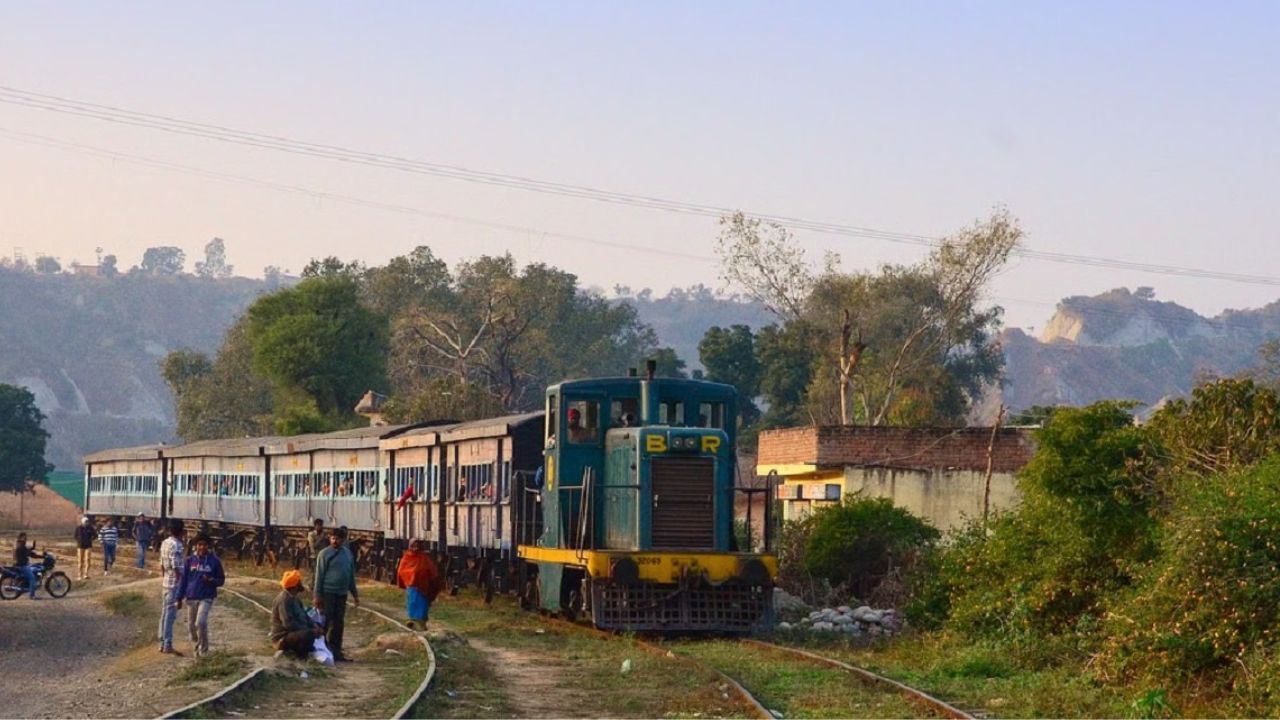Free Train in India: भारतात ‘ही’ खास ट्रेन आजही धावते विना तिकीट; प्रवाशांकडून १ रुपयाही घेतला जात नाही, कारण जाणून थक्क व्हाल