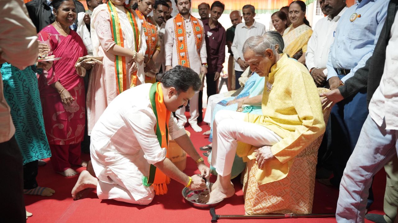 Pune Election: पुण्यात भाजपचा अनोखा प्रचार; प्रभाग २५ मध्ये ज्येष्ठ कार्यकर्त्यांचे पाद्यपूजन करून कचेरीचे उद्घाटन