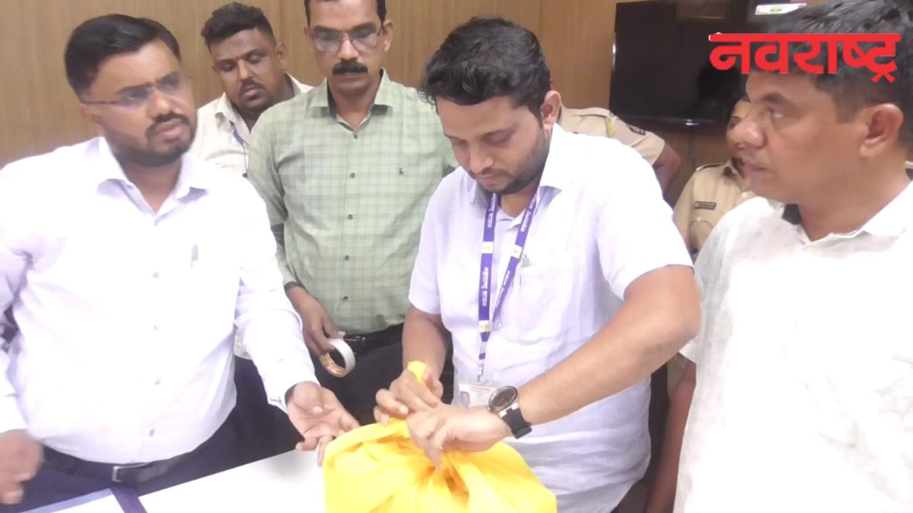 Kamothe Checkpost Cash Seizure: निवडणुकीपूर्वी मोठी कारवाई! कामोठे चेकनाक्यावर गाडीतून १७ लाखांची रोख रक्कम जप्त