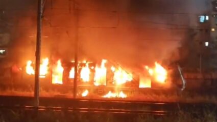 Mumbai Local Fire: ऐन गर्दीच्या वेळी मध्य रेल्वेची वाहतूक विस्कळीत; कुर्ला स्टेशनदरम्यान लोकल ट्रेनला भीषण आग