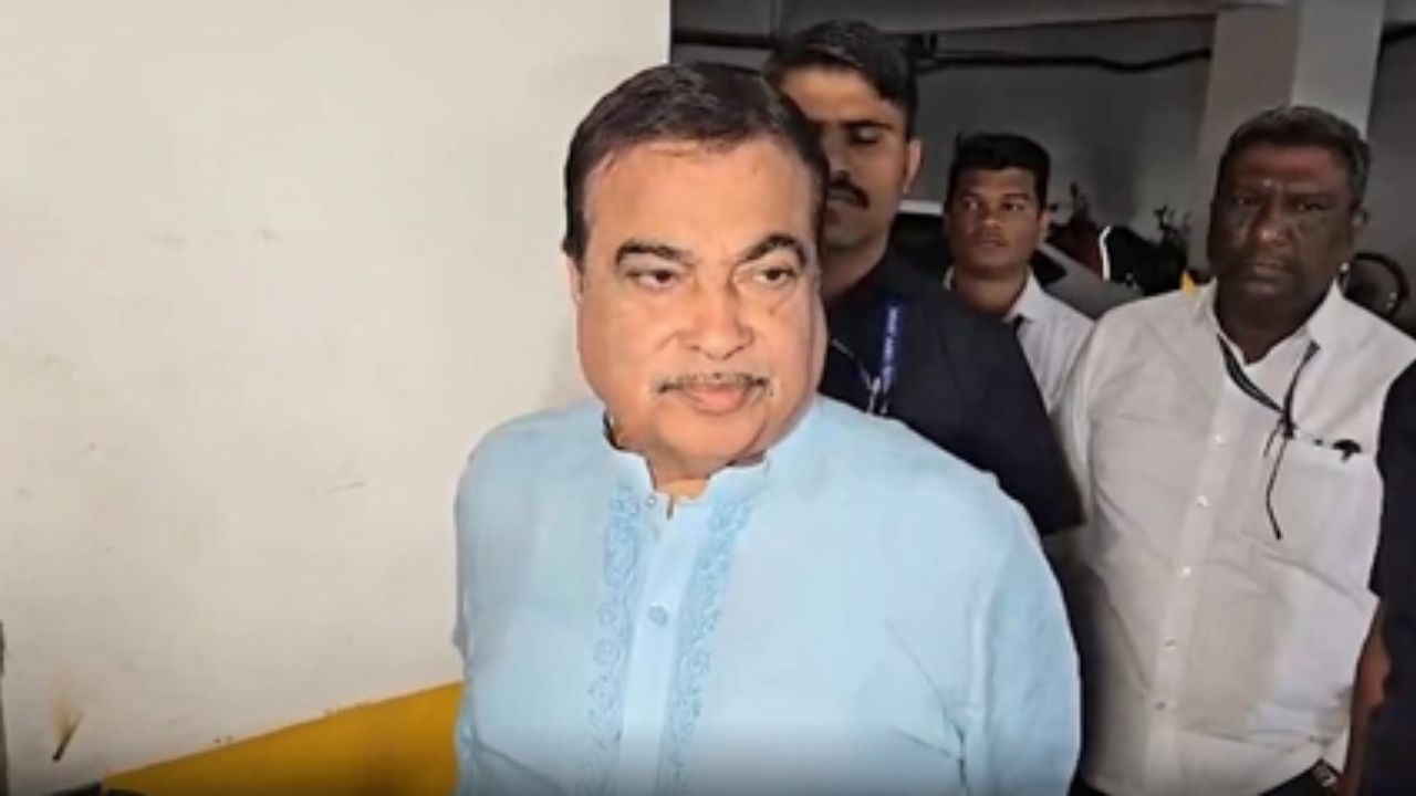 Nagpur Municipal Corporation Election 2026: ‘सुंदर आणि प्रदूषणमुक्त शहरासाठी मतदान करा’; नितीन गडकरींनी बजावला मतदानाचा हक्क