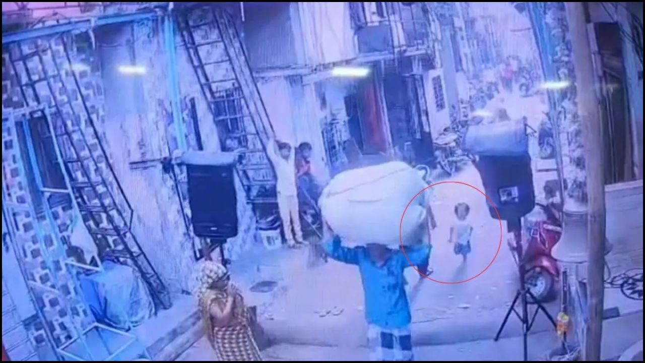 Video: विक्रोळीत खेळताना चिमुरडीवर काळाचा घाला! लाऊडस्पीकर अंगावर पडल्याने ३ वर्षांच्या मुलीचा मृत्यू; घटना CCTV मध्ये कैद