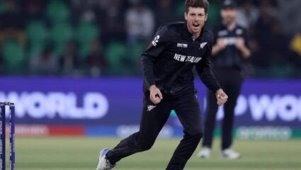 IND vs NZ 4th T20I : भारतासाठी ठरतोय मिशेल सॅन्टनर खलनायक! 5 वेळा ब्लु जर्सीकडून  हिसकावून घेतला विजय 