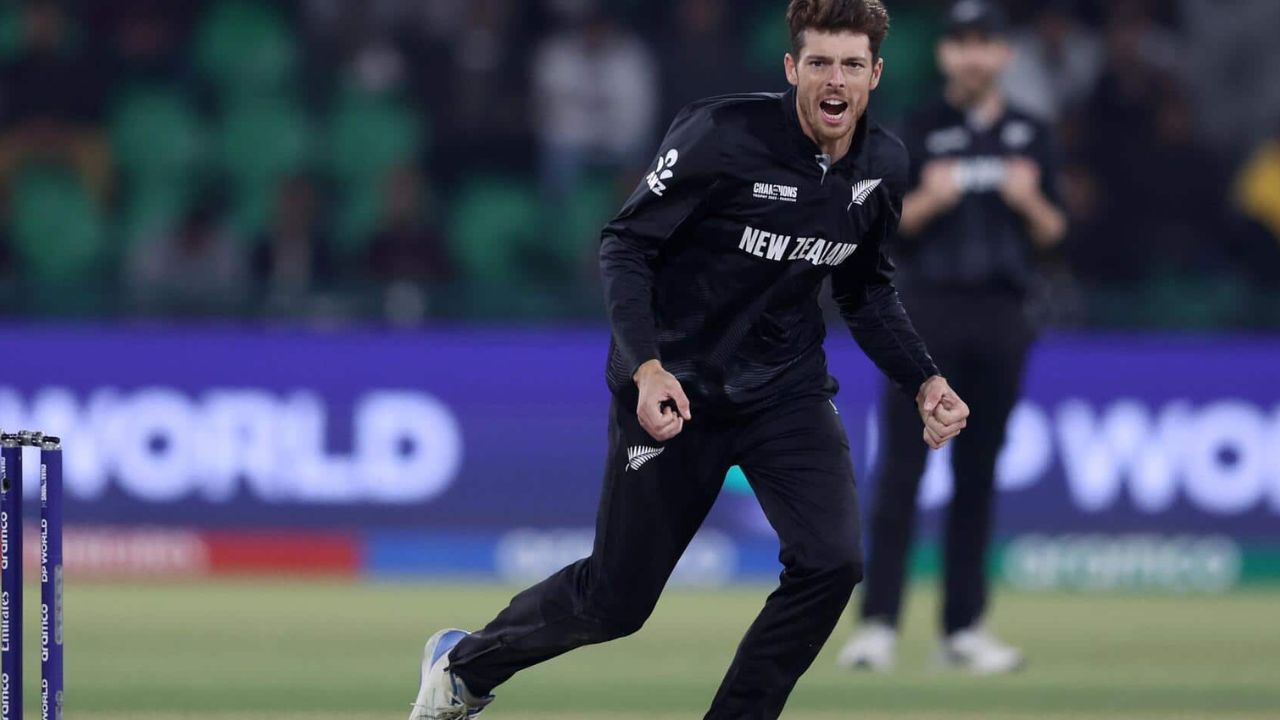 IND vs NZ 4th T20I : भारतासाठी ठरतोय मिशेल सॅन्टनर खलनायक! 5 वेळा ब्लु जर्सीकडून  हिसकावून घेतला विजय 