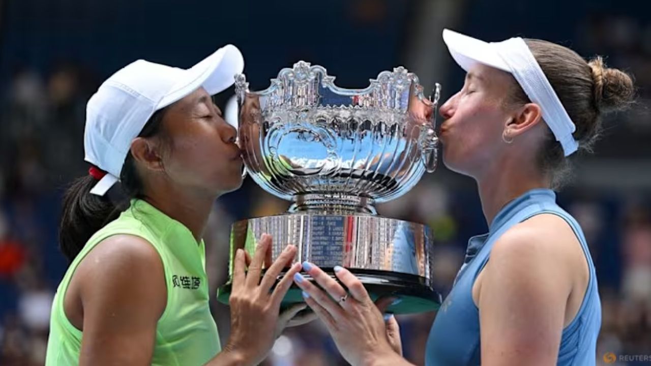 Australian Open 2026 : एलिस मेर्टेन्स-झांग शुआई यांचा डबल धमाका! डॅनिलिना-क्रुनिक यांना धूळ चारून जिंकले महिला दुहेरीचे विजेतेपद 