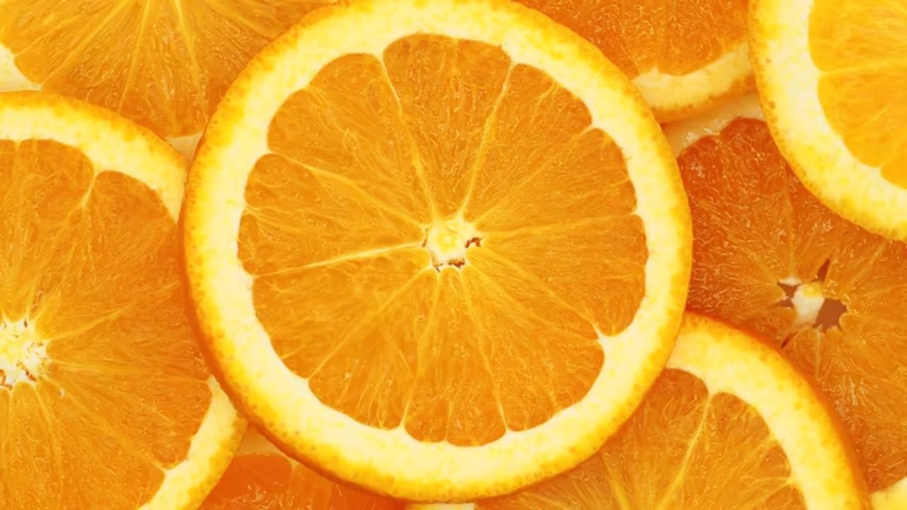 संत्रींमध्ये भरपूर प्रमाणात विटामिन बी १२ आणि विटामिन सी असते. त्यामुळे आठवड्यातून दोनदा किंवा तीनदा नियमित संत्री किंवा संत्र्याचा रस प्यावा. 