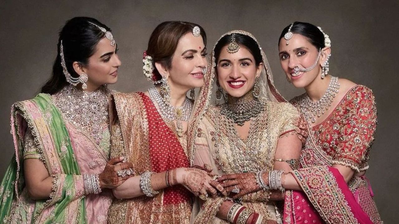 मुकेश अंबानी आणि नीता अंबानी दोघेसुद्धा शाहाकारी आहेत. त्यांच्या घरातील पार्टी किंवा इतर कार्यक्रमातील जेवणात कायमच सगळ्यांसाठी शाहाकारी पदार्थ बनवले जातात. 