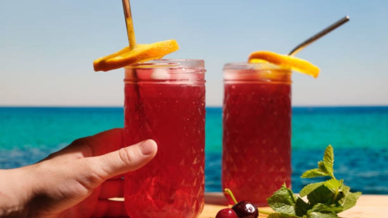  क्रॅनबेरी ज्यूस मूत्रमार्गाच्या संसर्गापासून बचाव करण्यासाठी मदत करतो. यामुळे मूत्राशय आणि मूत्रपिंडांमध्ये साचलेले बॅक्टरीया बाहेर काढून टाकण्यासाठी क्रॅनबेरी ज्यूसचे सेवन करावे. 