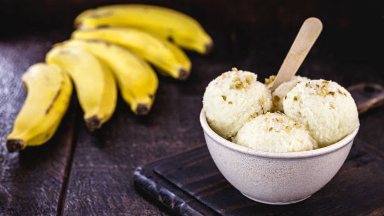 आईस्क्रीमचा इतिहास साधारण 2,500 वर्षांपूर्वीचा आहे. पूर्वीच्या काळी उष्णतेपासून आराम मिळवण्यासाठी थंड आणि गोड पदार्थांचा वापर केला जायचा. तर काही ठिकाणी १७व्या शतकातील इटली आणि फ्रान्सचा आईस्क्रीम बनवण्याचा इतिहास सांगण्यात आला आहे.