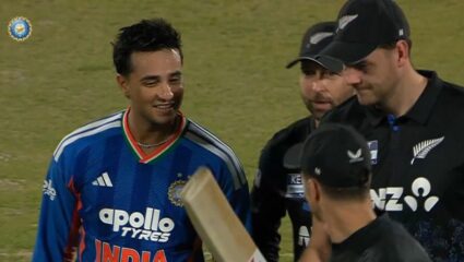 IND vs NZ : न्यूझीलंडच्या गोलंदाजांचा Abhishek Sharma ने घाम काढल्यानंतर खेळाडूंनी चेक केली बॅट! Video Viral