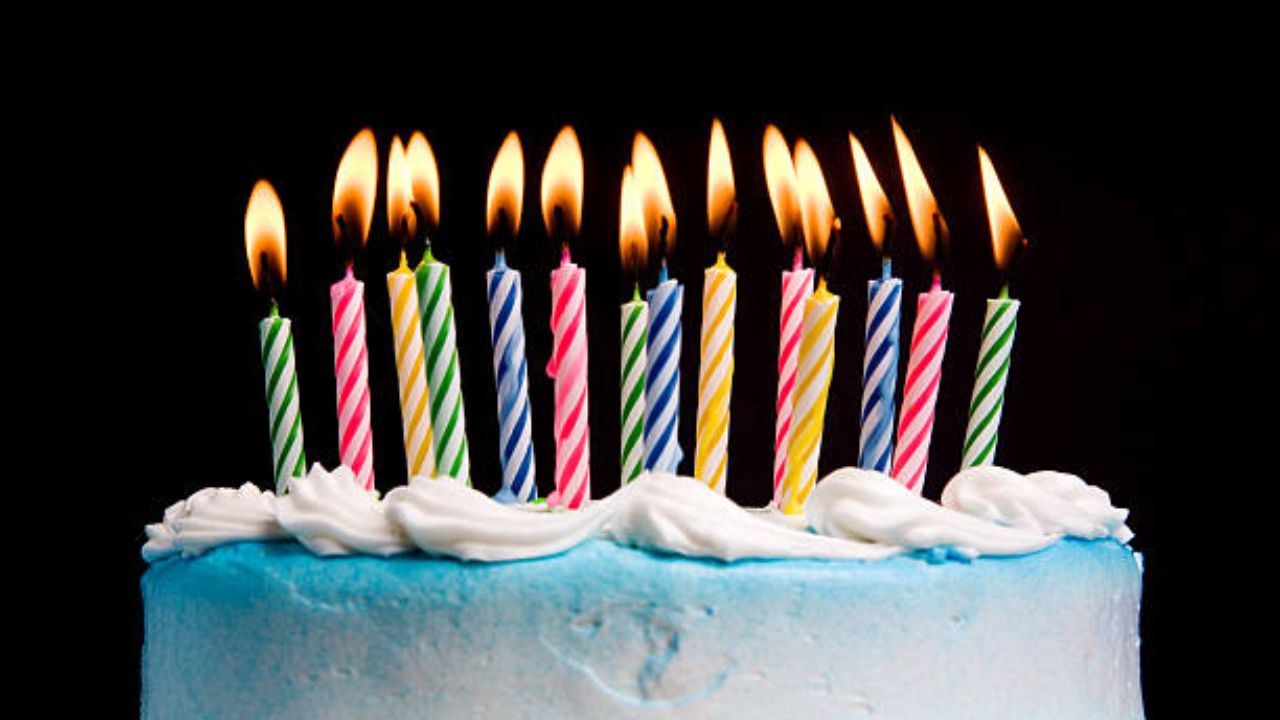 वाढदिवसाच्या दिवशी केकवरील मेणबत्ती विझवण्याची प्रथा प्राचीन ग्रीस मधून सुरू झाली होती. मेणबत्तीचा प्रकाश हा 'जीवनाचा प्रकाश' असे कायमच मानले जाते. केकवरील मेणबत्ती विझवल्यामुळे भविष्यातील चांगल्या आरोग्यासाठी व सौभाग्यासाठी प्रार्थना केली जाते. 