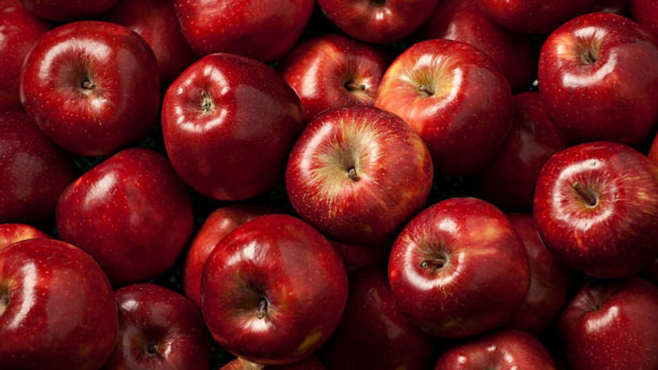 सफरचंदांमध्ये विरघळणारे फायबर पेक्टिन असतात. ज्यामुळे आतड्यांमधील घाण सहज बाहेर पडून जाते. यासोबतच रक्तात वाढलेले खराब कोलेस्ट्रॉल नष्ट करण्यासाठी मदत करते. 