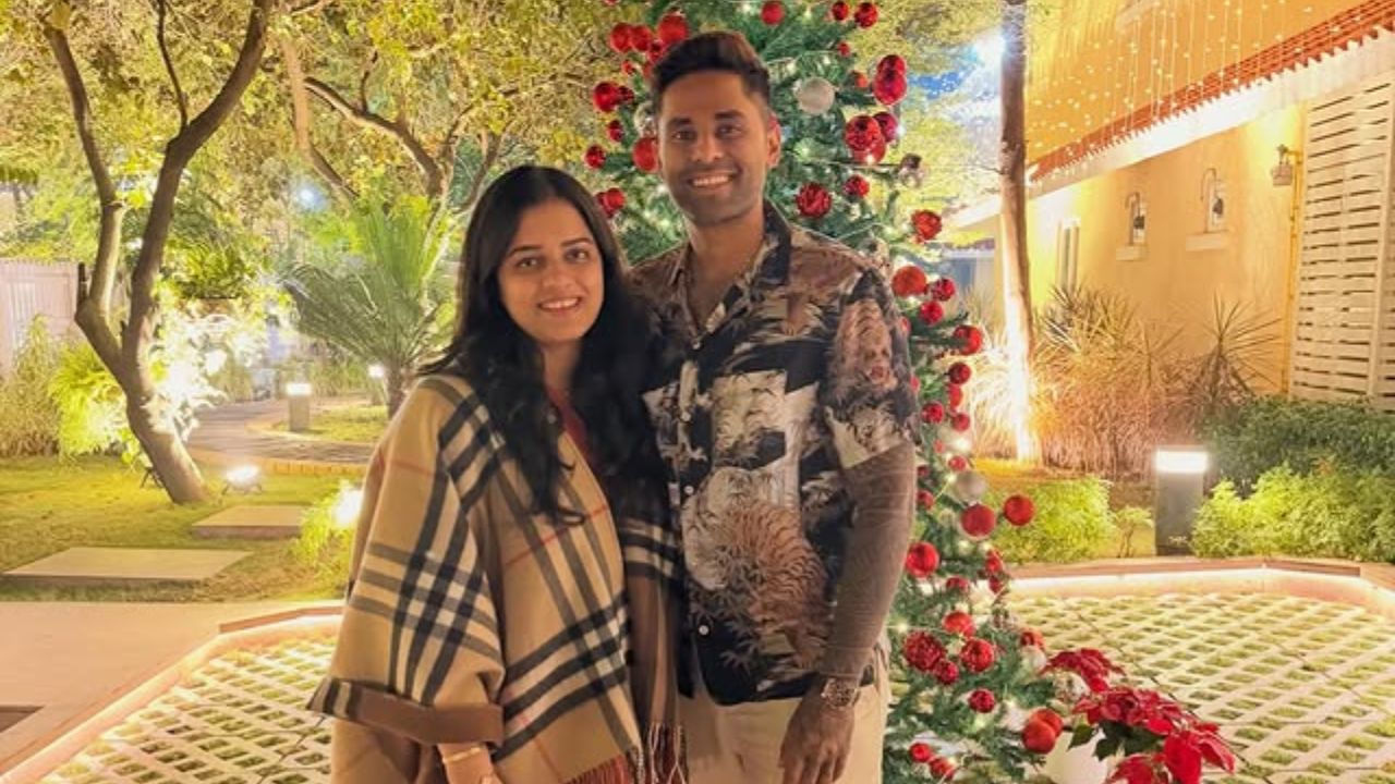 सुर्यकुमार यादव याने देखील नव वर्षाचे फोटो शेअर केले आहेत. त्याने त्याच्या सोशल मिडियावर एक फोटो त्याच्या पत्नीसोबत शेअर केला आहे, यामध्ये त्याने लिहीले आहे की, आमच्याकडून तुम्हा सर्वांना, नवीन वर्षाच्या शुभेच्छा! फोटो सौजन्य - इंस्टाग्राम 