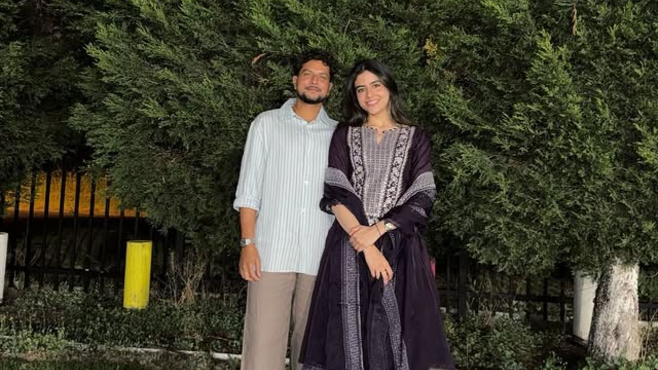 भारताचा फिरकी गोलंदाज कुलदीप यादव याने त्याच्या लेडी लव्हसोबतचा खास फोटो नव वर्षानिमित्त शेअर केला आहे. यामध्ये त्याने लिहिले आहे की, २०२६ तुमच्यासोबत. त्याचबरोबर त्याच्या पुढे हार्ट इमोजी लावला आहे. फोटो सौजन्य - इंस्टाग्राम 