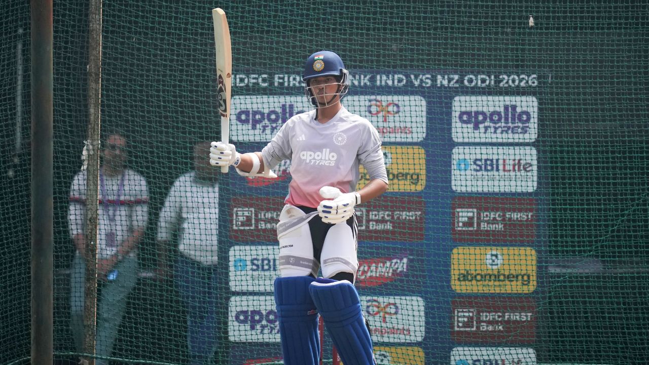 खेळपट्टी गोलंदाजांना फारशी मदत करणार नाही आणि चेंडू जुना होत असताना फिरकीपटूंना थोडासा फायदा होऊ शकतो. रविवारी वडोदरामध्ये कमाल तापमान २९° सेल्सिअस आणि किमान तापमान १४° सेल्सिअस राहण्याची अपेक्षा आहे. नाणेफेक दुपारी १ वाजता होईल आणि सामना दुपारी १:३० वाजता सुरू होईल. फोटो सौजन्य - बीसीसीआय सोशल मिडिया