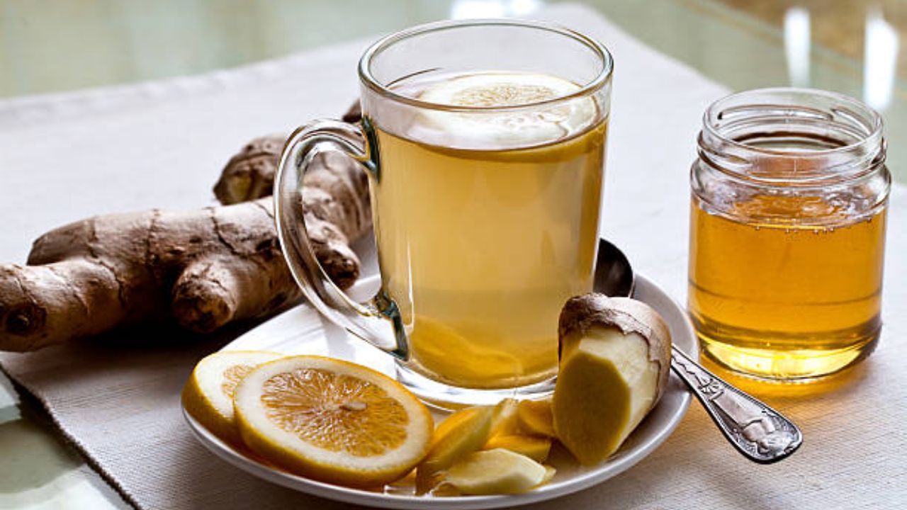 ग्रीन टी बनवल्यानंतर त्यात लिंबाच्या रसाचे काही थेंब टाकून प्यायल्यास शरीरातील विषारी घटक बाहेर पडून जातील आणि शरीर डिटॉक्स होईल. लिंबाच्या रसातील विटामिन सी मुळे त्वचा चमकदार राहील. 