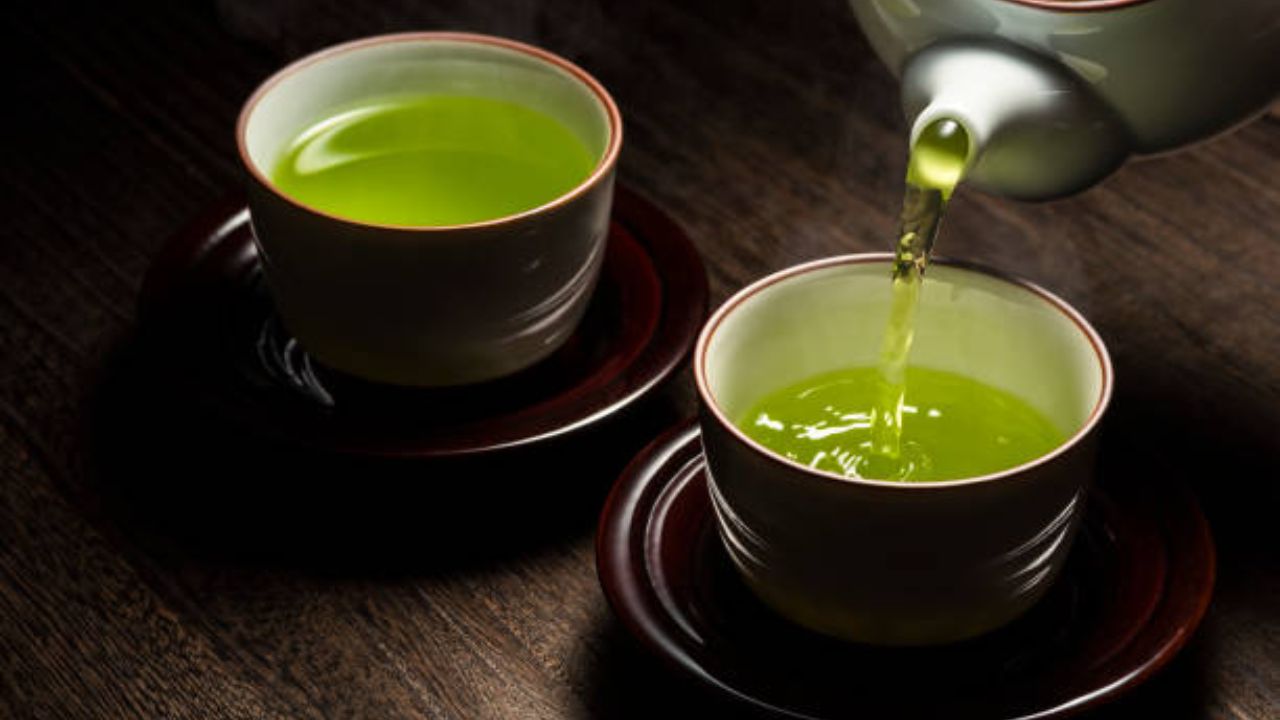 ग्रीन टीमध्ये भरपूर प्रमाणात अँटीऑक्सिडंट्स असतात, जे चयापचय वाढवण्यासाठी मदत करतात. वाढलेले वजन नियंत्रणात ठेवण्यासाठी नियमित सकाळी उपाशी पोटी ग्रीन टी प्यावा.