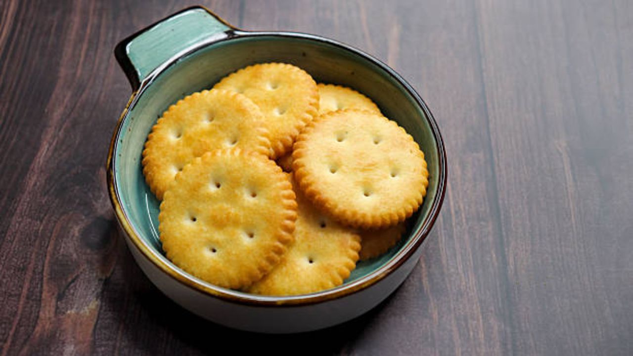 तयार केलेली बिस्कीट ओव्हनमध्ये बेक केली जातात, तेव्हा त्यातील वाफ आणि हवा बाहेर जाणे आवश्यक आहे. पण वाफ बाहेर न गेल्यास बिस्कीट कडक किंवा फुगण्याची जास्त शक्यता असते. पण बिस्किटांवर असलेल्या छिद्रांमुळे वाफ सहज बाहेर पडून जाते. 