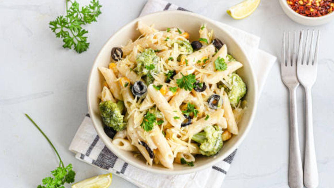 इटलीमध्ये रोजच्या आहारात प्रामुख्याने पास्त्याचे सेवन केले जाते. त्यांच्या आहारात पास्ता, नूडस्ल्स इत्यादी पदार्थ प्रामुख्याने असतात. पाचव्या शतकाच्या आसपास अरब लोक वाळलेला, सुकलेला पास्ता बनवून खायचे. 