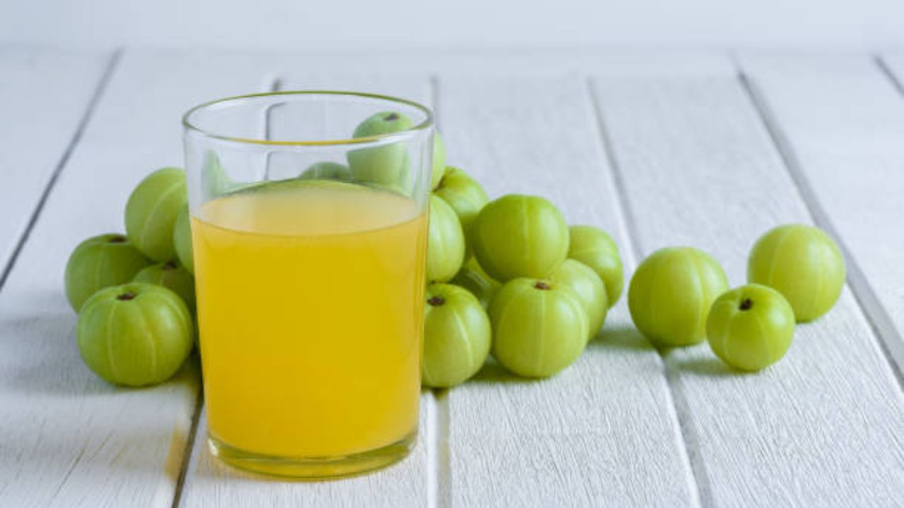 हृदयरोग्यांसाठी नैसर्गिक उपचार म्हणून आवळ्याचा रस प्यायला जातो. यामध्ये असलेल्या घटकांमुळे रक्तवाहिन्यांमध्ये साचून राहिलेले खराब कोलेस्ट्रॉल नष्ट होण्यास मदत होते आणि रक्तवाहिन्या स्वच्छ होतात. 