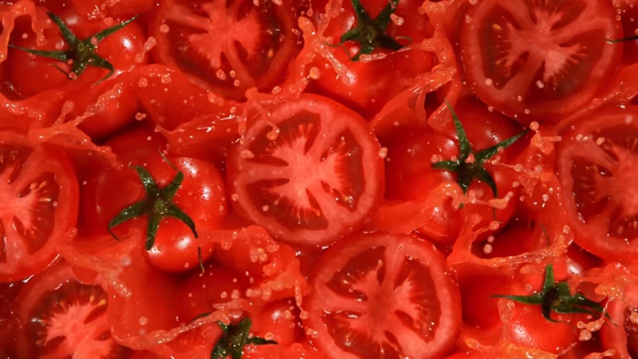 जेवणातील अनेक वेगवेगळे पदार्थ बनवण्यासाठी टोमॅटोचा वापर केला जातो. टोमॅटोमध्ये असलेले गुणकारी घटक चेहऱ्यावरील डेड स्किन कायमची नष्ट करतात. 