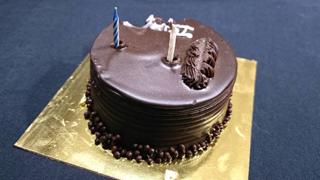 केकवरील मेणबत्ती विझवल्यानंतर त्यातून निघणारा धूर वरच्या दिशेने जातो आणि मनातल्या सर्व इच्छा पूर्ण होतात. केकवर लावलेल्या सर्व मेणबत्त्या केले फुंकरमध्ये विझल्या तर मनातल्या इच्छा लवकर पूर्ण होतात. 